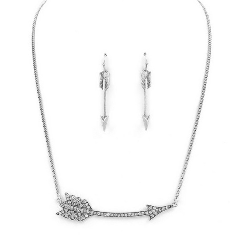 NWT METAL ARROW PENDANT NECKLACE SET